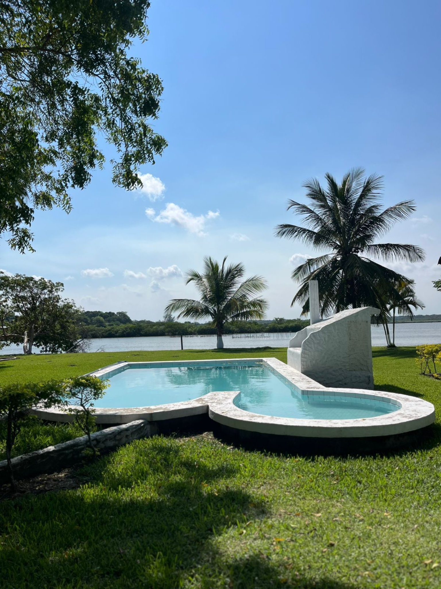 Alberca frente al río