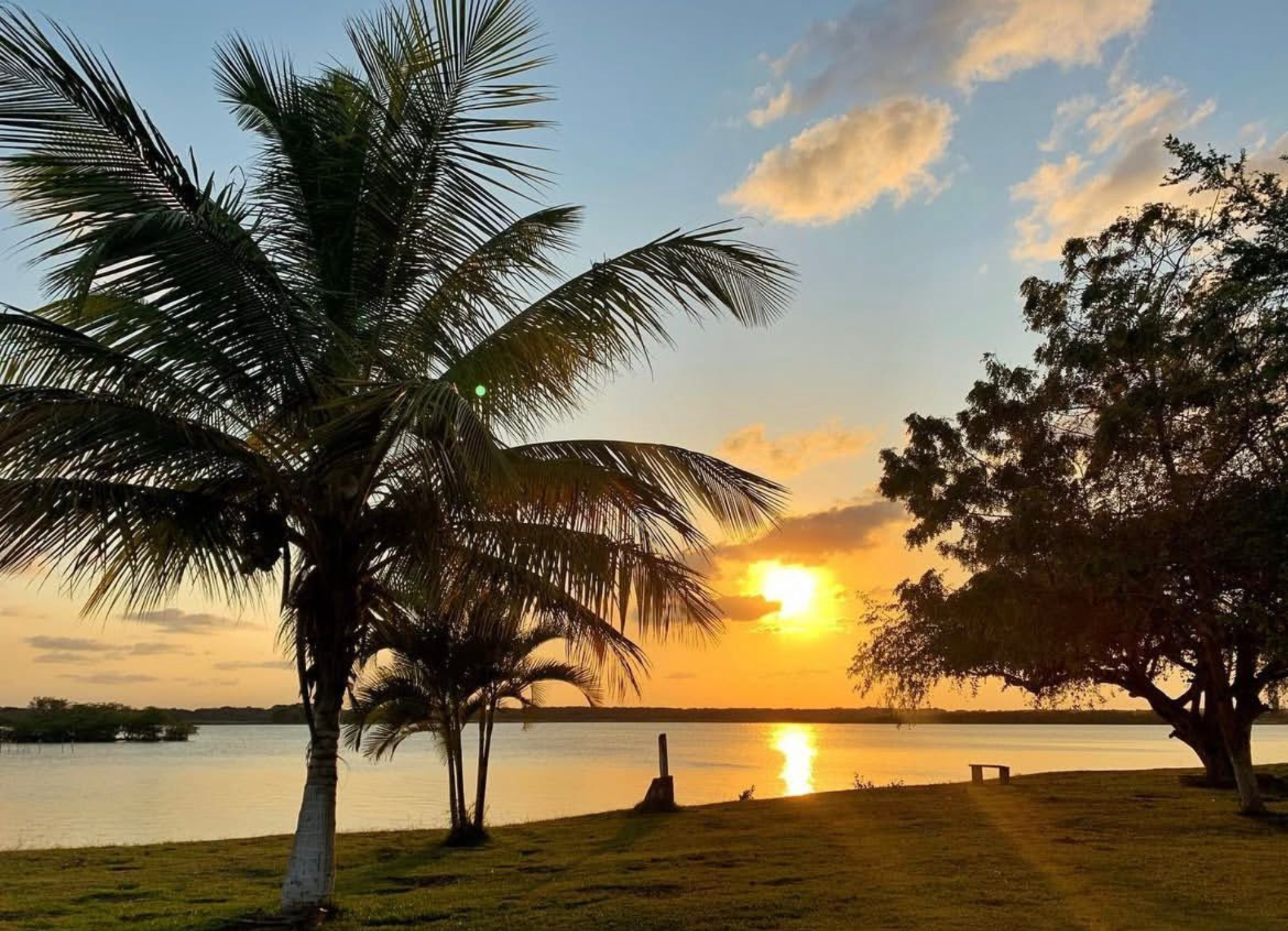 Atardecer en el río